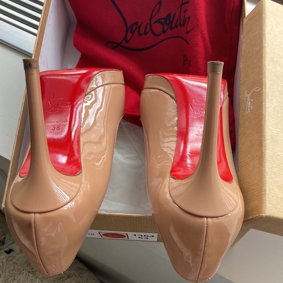 Christian Louboutin - Pigalle Plato 100 Patent PJ1A Nude. Size 38 - Picture 3 of 5
